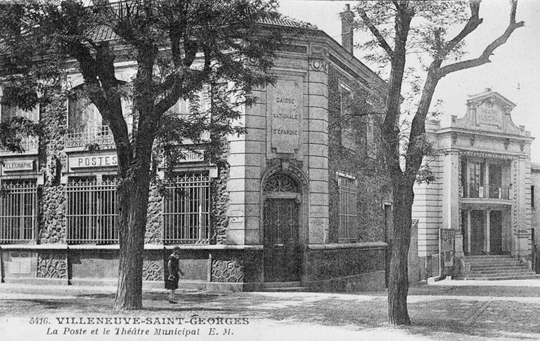 La poste et le théâtre municipal, aujourd'hui dénaturé.