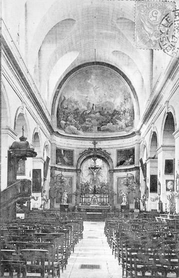 Vue intérieure de l'église. L'arcade derrière le Christ en croix fut prévue libre lors de sa construction. Les fidèles se plaignant des courants d'air, elle fut sommairement bouchée puis ornée, vers 1900, d'un décor en céramique signé Hippolyte Bouenger et Cie (aujourd'hui masqué par un rideau).