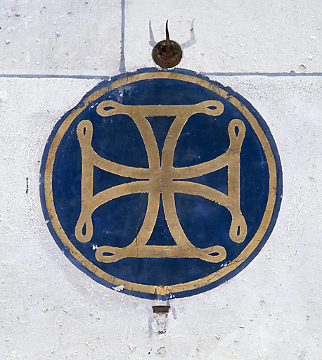 Détail d'une croix de consécration.