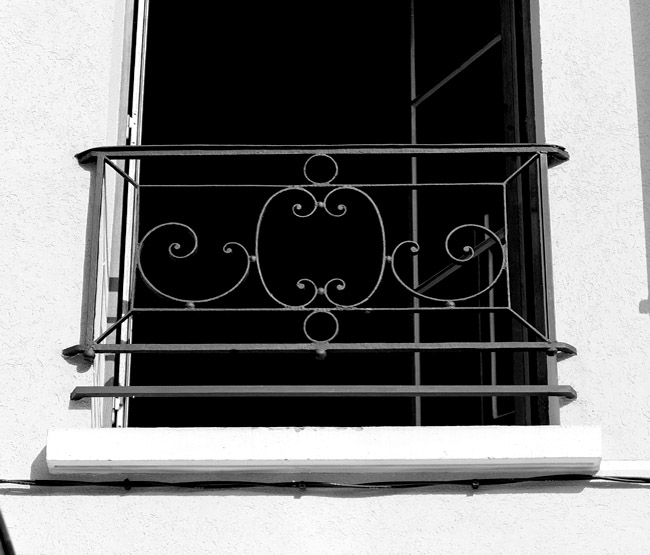 Détail du garde-corps en fer forgé de la seconde moitié du XVIIIe siècle.