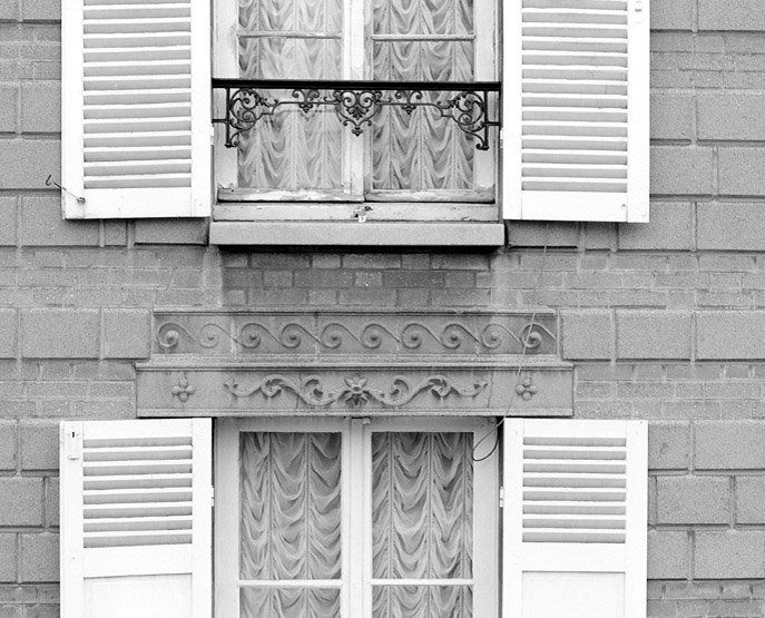 Détail du double linteau en ciment moulé.
