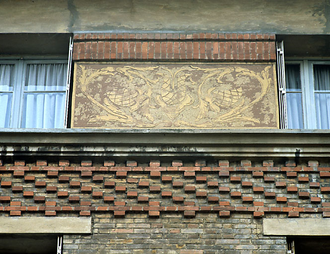 Détail du décor en sgraffito.