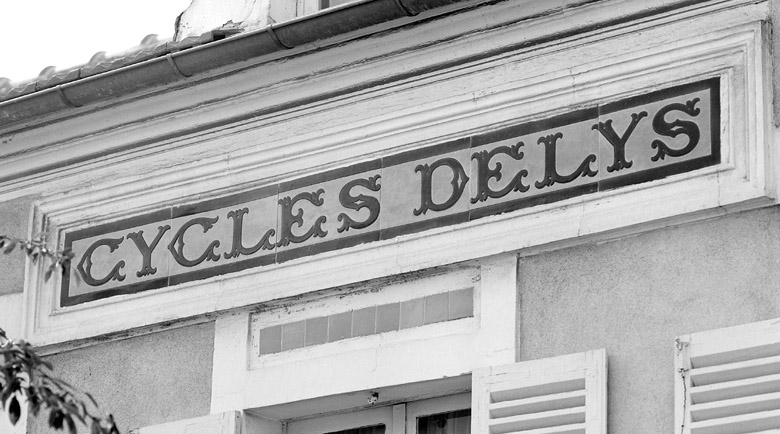 Vue d'une inscription en carreaux de céramique précisant 'cycles Delys'.
