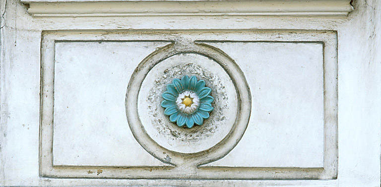 Détail du décor en céramique.