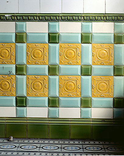 Détail du soubassement en carreaux de céramique du vestibule.