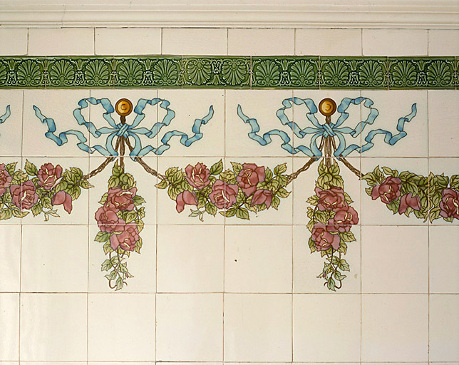 Détail de la frise en carreaux de céramique du vestibule.