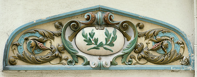 Détail du 'tympan' en céramique.
