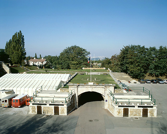 Au premier plan : la place d'Armes et la galerie d'entrée. A l'arrière plan : la Seine.