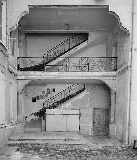 Escalier hors-oeuvre situé au sud.