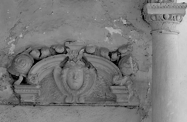 Décor sculpté sis au rez-de-chaussée de l'escalier sud.