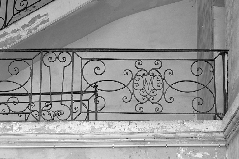 Détail du garde-corps de l'escalier sud.