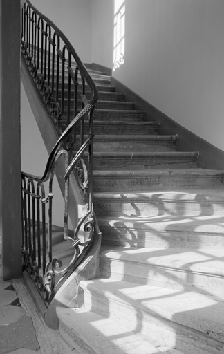 Palier du premier étage et seconde volée de l'escalier nord.
