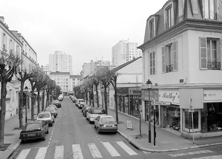 Vue d'ensemble. Au premier plan, à droite, la maison sise au 11 bis date de la seconde moitié du XVIIIe siècle et possède encore ses garde-corps d'origine.