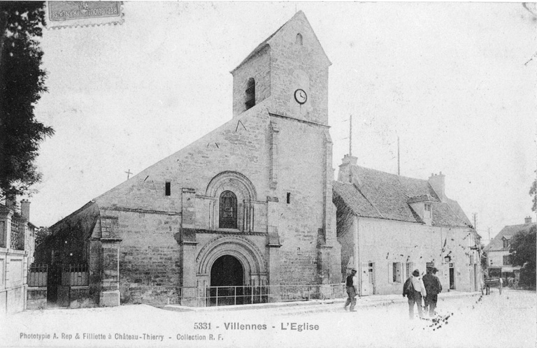 Vue de l'église et du presbytère.