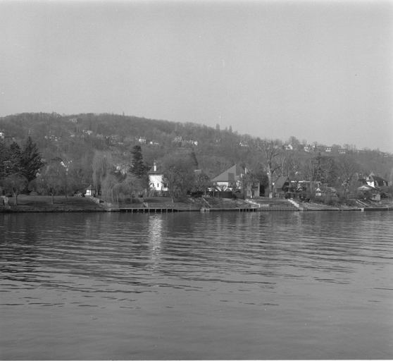 Vue prise depuis la Seine à Carrières.