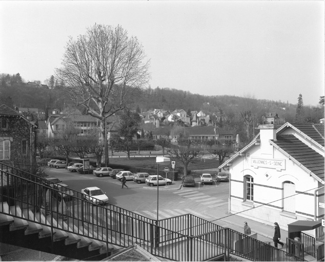 Vue d'ensemble prise de la passerelle de la gare.