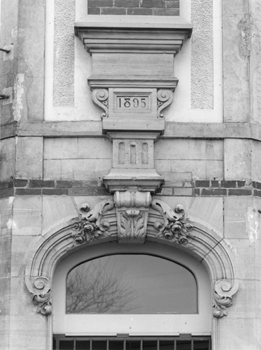 Détail du dessus-de-porte.