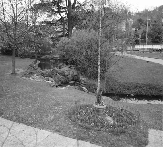 Vestiges du parc à l'anglaise : cascade.