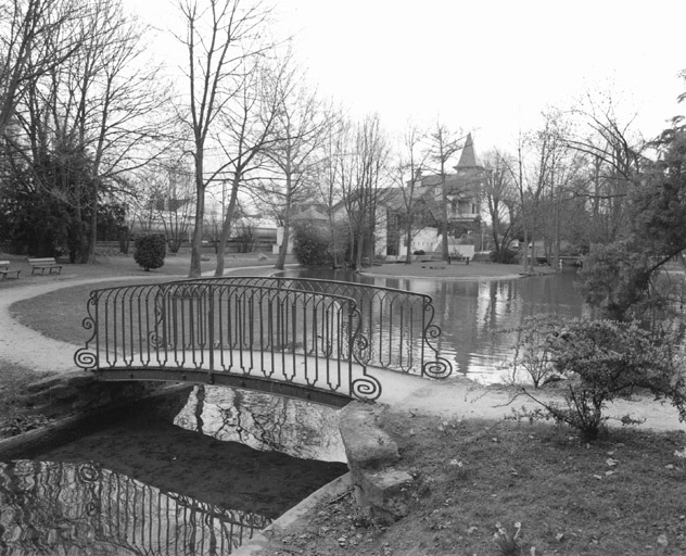 Vestiges du parc à l'anglaise : pièce d'eau et pont.