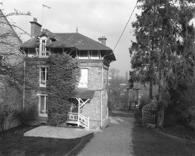 Vue de la façade antérieure d'une maison située en bord de parcelle.