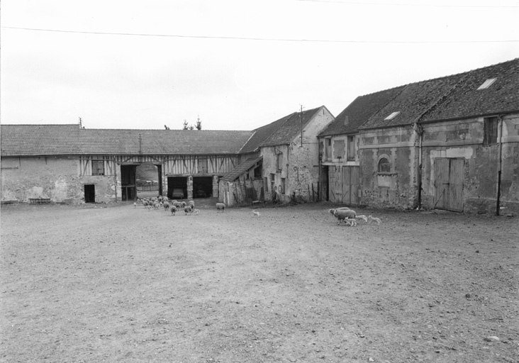 L'angle sud de la cour.