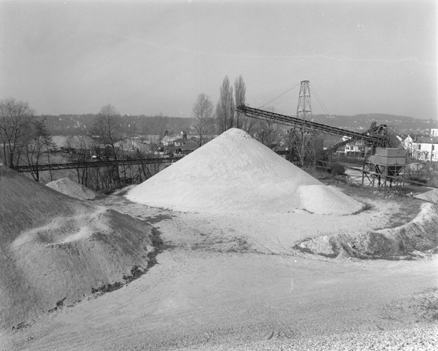 Tapis roulant et lieu de stockage du sable.