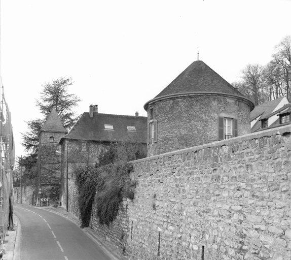 Vue de la ferme du château prise de la rue.