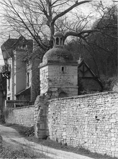 Vue du vestige du corps d'entrée de la ferme prise de la rue.