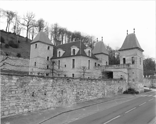 Vue du château et du revers du corps d'entrée prise de la rue.