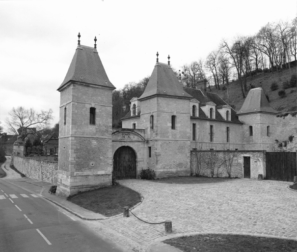 Vue d'ensemble prise de la rue avec le corps d'entrée au premier plan.