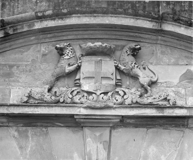 Vue du décor du fronton surmontant le portail présentant les armoiries du baron Delmas.