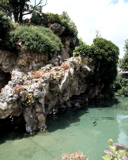 Rochers surplombant le bassin supérieur.