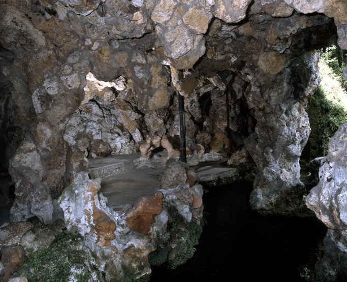 Vue intérieure latérale de la grotte.