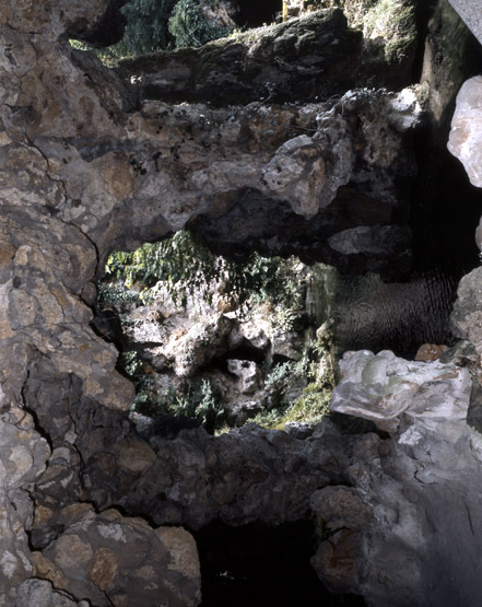 Vue intérieure diagonale de la grotte.