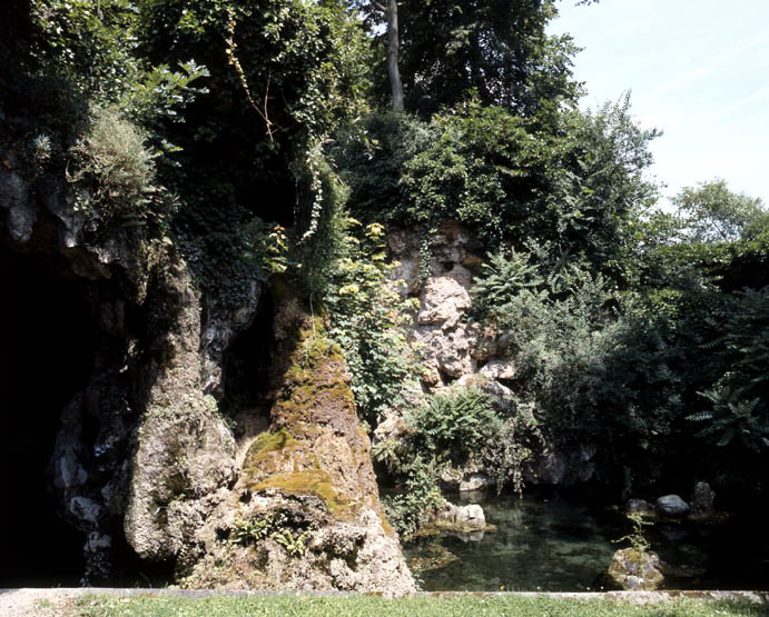 Le lac devant la grotte.