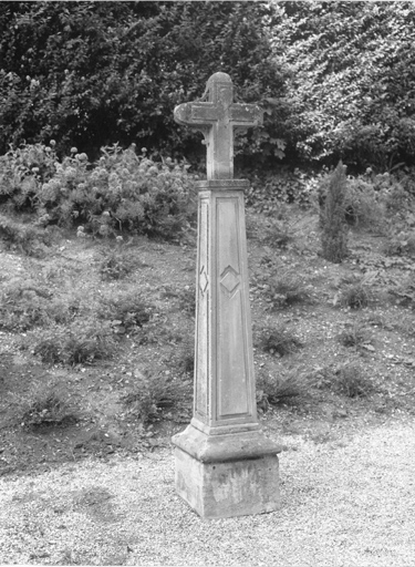 Vue de la croix de l'ancien cimetière devant le portail.