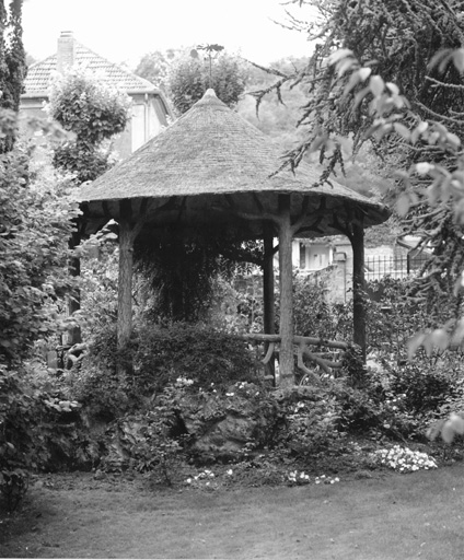 Vestiges du parc (?) : kiosque.