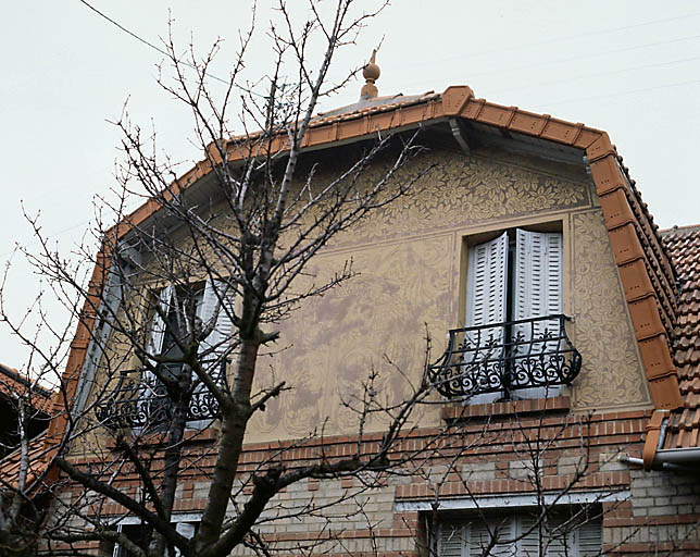 Détail du décor en sgraffito.