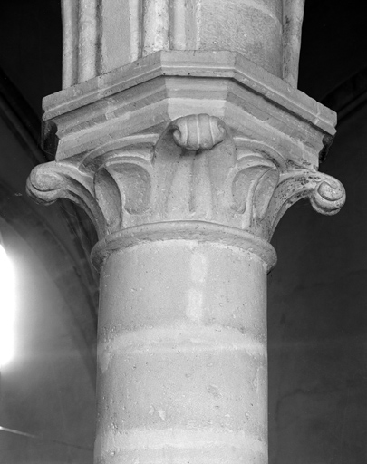 Chapiteau de la colonne située entre la troisième et la quatrième travée de la nef.