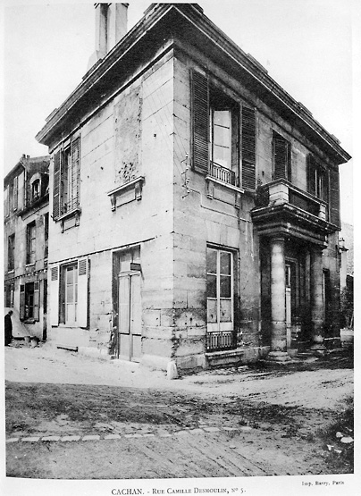 Vue d'ensemble du pavillon subsistant dans la cour.
