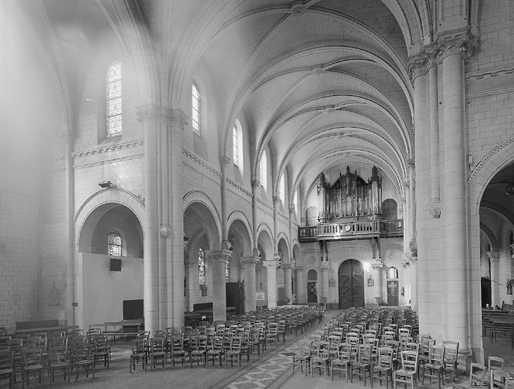 Vue intérieure vers la tribune de l'orgue.