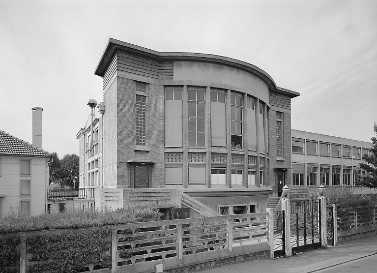 Sous-station achevée en 1932, désaffectée, puis transformée en bureau en 1962.
