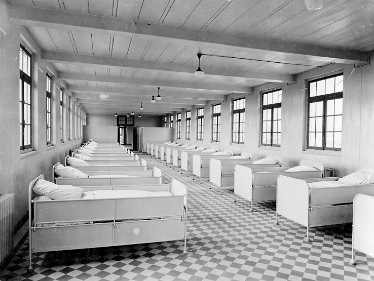 Vue des pavillons élevés en 1933 : un dortoir peu après la construction.