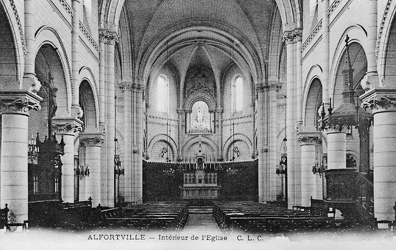 Vue intérieure en direction du choeur.