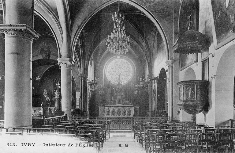 Vue intérieure en direction du choeur. De chaque côté du choeur, on distingue des lambris de revêtement.