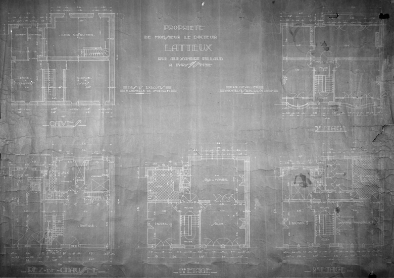Plans des sous-sol, rez-de-chaussée, premier, deuxième et troisième étages carrés.
