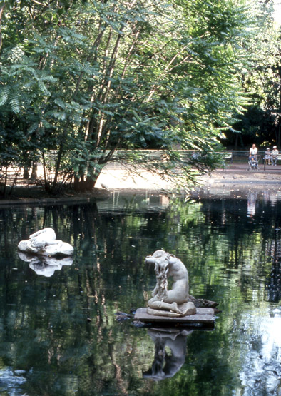 Vue du miroir d'eau du parc de la mairie et de ses sculptures.