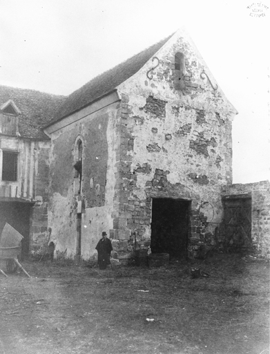 Entrée de la chapelle en 1893, alors déjà transformée en grange.