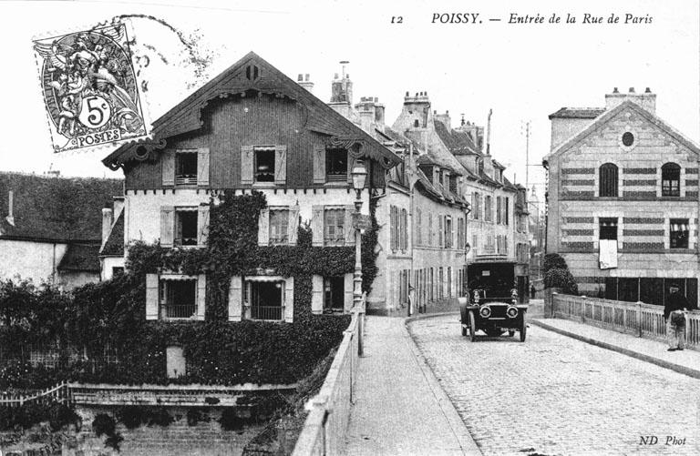 Entrée de l'ancienne rue de Paris (tronçon correspondant à l'actuelle rue de la Gare), prise depuis le pont.