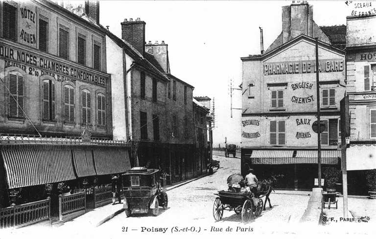 Entrée de l'ancienne rue de Paris (tronçon correspondant à l'actuelle rue de la Gare), prise vers le pont.